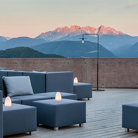 Panoramaterrasse mit Blick auf die Dolomiten bei Sonnenuntergang