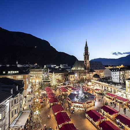 Bozen im Winter mit dem Weihnachtsmarkt auf dem Waltherplatz