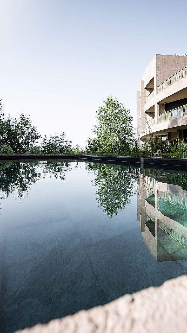 Naturbadeteich im 5 Sterne Hotel in Südtirol
