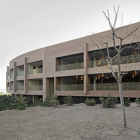 Rote Porphyr-Fassade des Luxushotels Belvedere bei Bozen