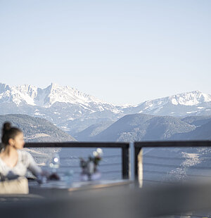 Panoramaterrasse mit Blick auf die Gipfel der Dolomiten