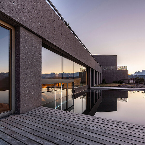 Infinity Pool im Designhotel in Südtirol mit 5 Sternen