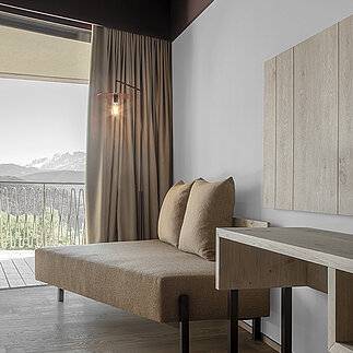 Design-Suite mit Dolomitenblick im Hotel belvedere in Südtirol