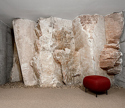 Sichtbarer Porphyrfelsen im Innenbereich des Hotel Belvedere in Jenesien