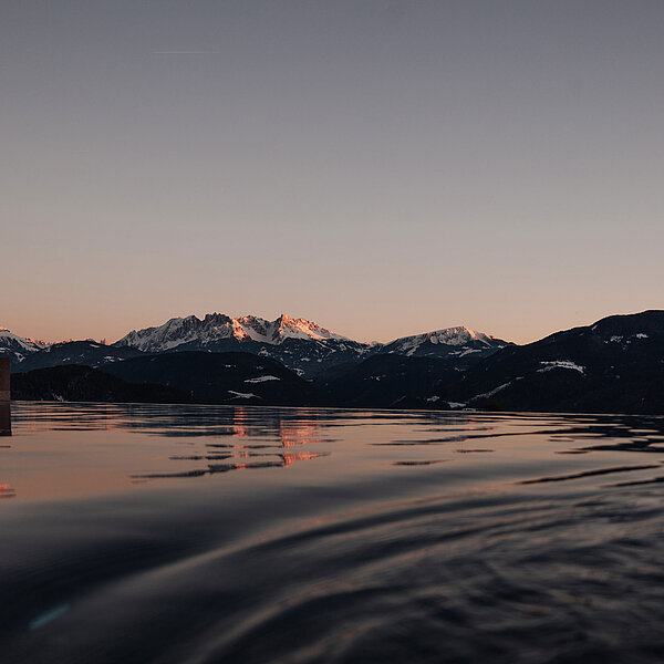 Infinity Pool im Hotel mit Blick auf die Dolomiten