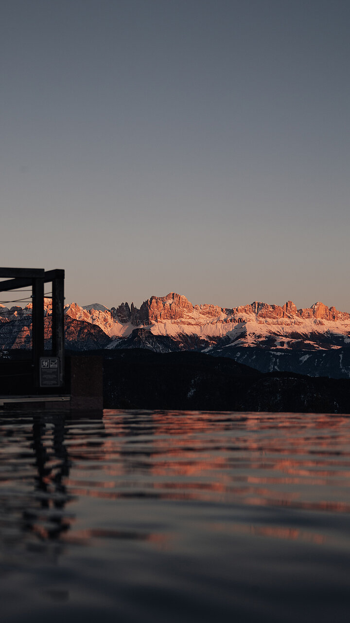 Hotel über Bozen im Winter mit Blick auf die verschneiten Dolomiten