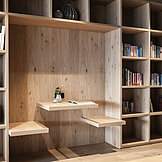 Leseecke aus Holz im Designhotel Belvedere in Südtirol