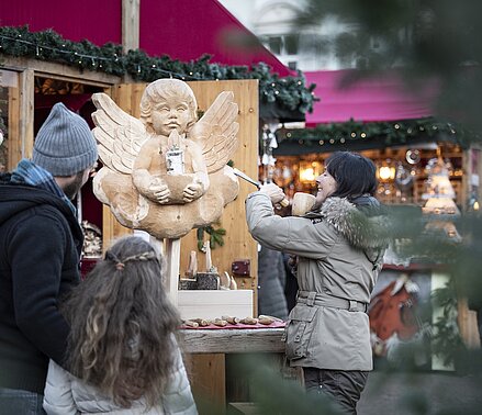 Holzschnitzkunst am Weihnachtsmarkt in Bozen