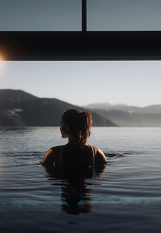 Infinitypool mit Blick auf die Südtiroler Berge