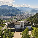 In den Hang gebautes & prämiertes Architekturhotel in Südtirol